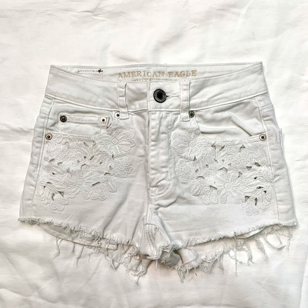 American Eagle Size 00 Hi Rise White Embroidered Denim Shorts